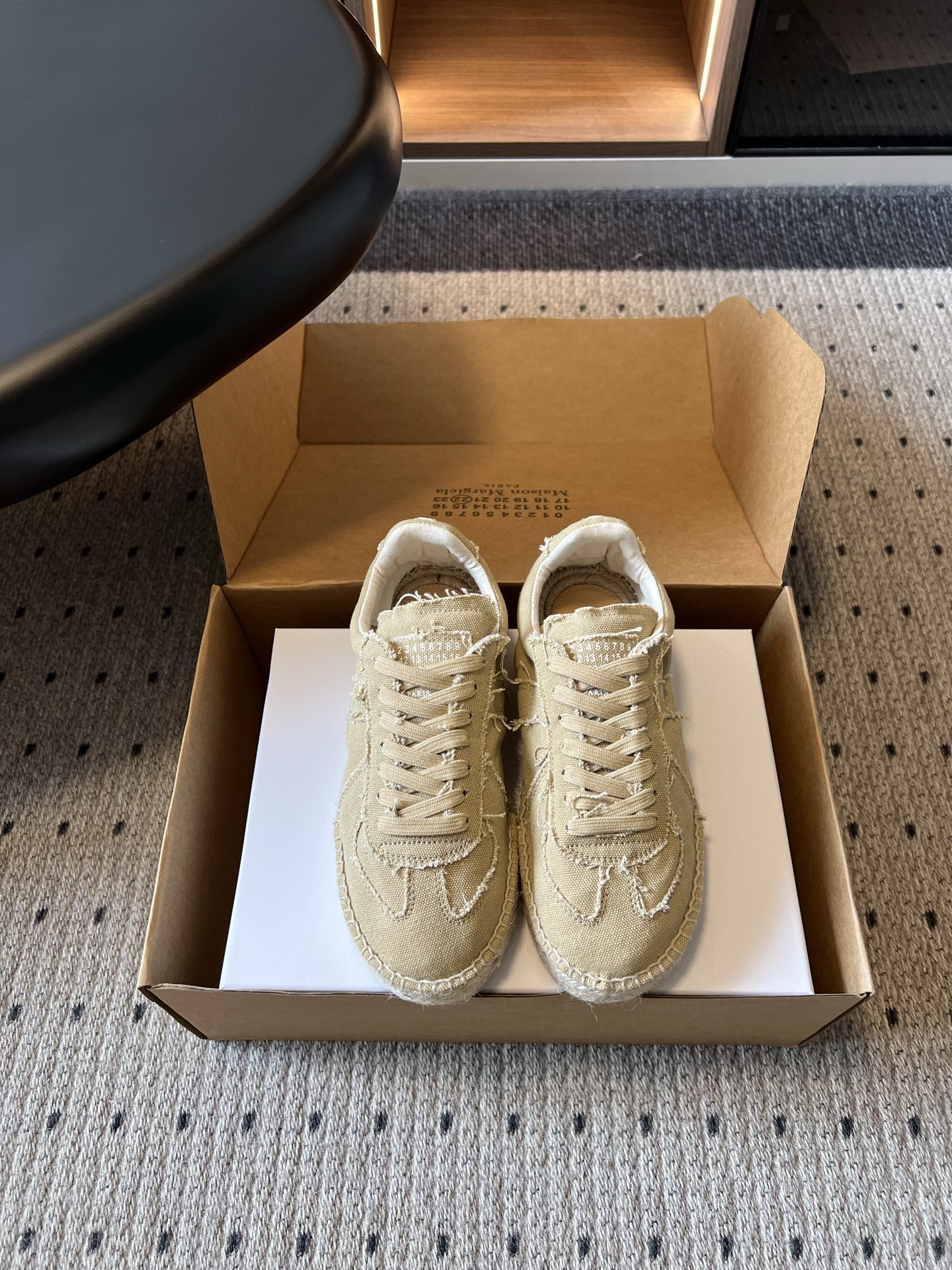 NO:928420,Purchasing agent Maison Margiela 26ss summer new distressed raw edge casual sneakers, with a lazy and casual retro literary style, the raw edge distressed fabric is matched with topstitching to outline the outline, the deconstructed design is unique, and the thick stitching creates a unique street retro texture.  It can be adapted to most daily outfits. It is casual and lazy with wide-leg jeans, cool with overalls, and mixed with casual skirts. It is very suitable for shopping and weekend vacations. Washed cloth upper, lining lining, hemp rope combination rubber outsole, size 35-40 (customized size 40 is non-refundable), heel height 2.5cm, casual shoes/sports shoes, sneakers, skirts, jeans19860909代购级 Maison Margiela 26ss夏季新款做旧毛边休闲板鞋 自带慵懒随性的松弛复古文艺格调,毛边做旧面料搭配明线勾勒轮廓,解构设计独具格调,粗缝走线打造出别具一格的街头复古质感. 能够适配绝大多数日常穿搭,搭配阔腿牛仔裤随性慵懒,搭配工装裤酷飒十足,搭配休闲半身裙可打造混搭风格,逛街出游、周末度假都十分适配. 鞋面洗水布 内里布里 大底麻绳组合橡胶大底 size35-40码（40码定制不退换） 跟高2.5cm,休闲鞋/运动鞋,sneakers,skirts,jeans,Women's Shoes
