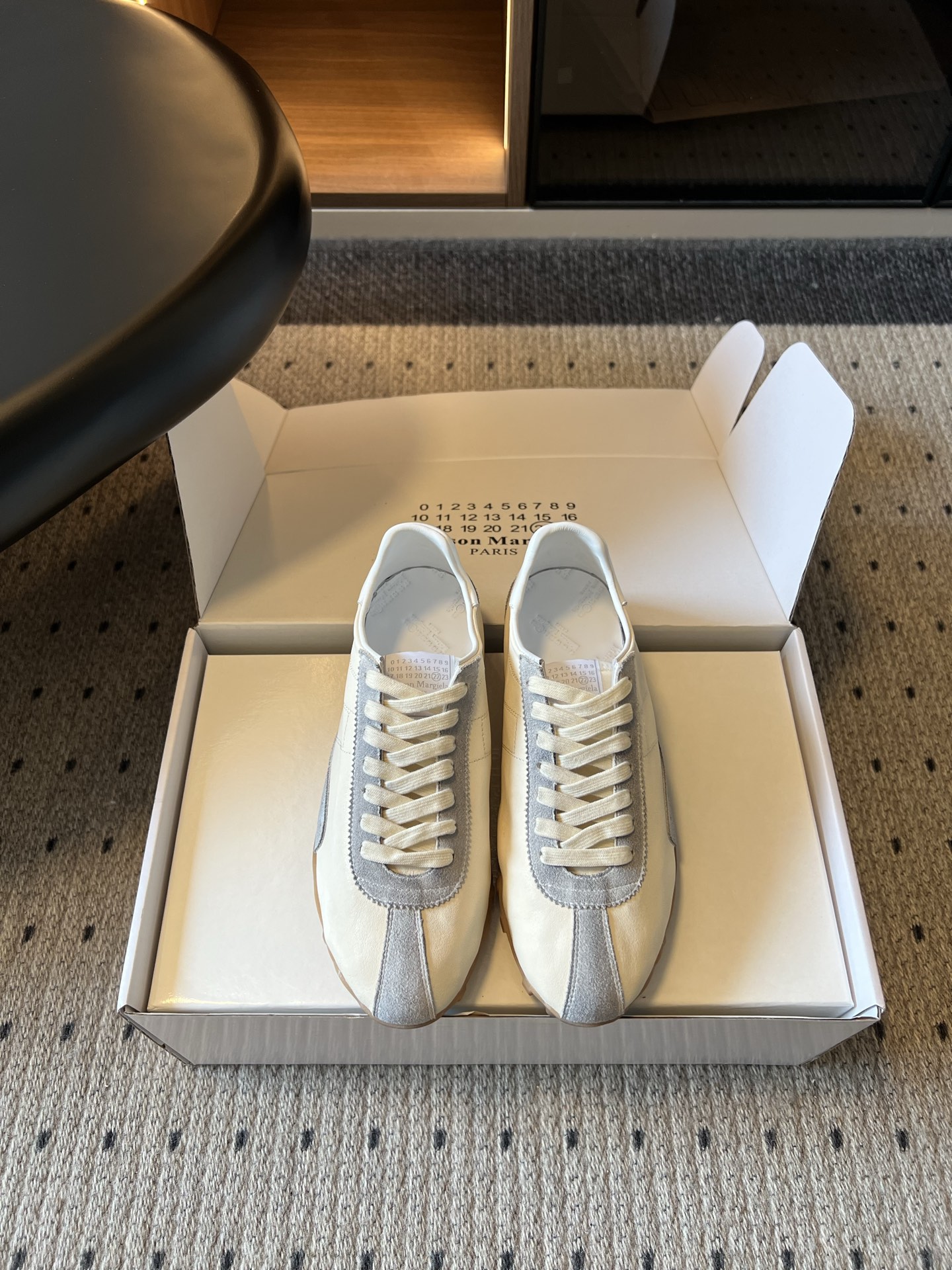 NO:928400,Purchasing-grade Maison Margiela 26ss new summer retro splicing moral training shoes. The relaxed retro literary atmosphere is overwhelming. The slender shoe shape replicates the classic sports silhouette, and the contrasting matte toe splicing design. The neat lines are very textured, simple and highly recognizable. The overall tone is low-key and retro, and it is an everyday style that is not easy to go out of style. The two colors meet different wear needs and are the first choice shoes to create a casual atmosphere. Upper Sheepskin/Yangjing  Sheepskin lining, rubber outsole, sizes 35-45 (customized sizes 39, 40, 45 are non-returnable), casual shoes/sports shoes, sneakers, sheepskin, sheep19860909代购级 Maison Margiela 26ss夏季新款复古拼接德训鞋 松弛复古文艺的氛围感扑面而来,修长鞋型复刻经典运动轮廓,撞色磨砂鞋头拼接设计,利落的线条很有质感,简约又极具辨识度. 整体调性低调复古,属于不容易过时的日常款,两种配色满足不同穿搭需求,是打造随性氛围感穿搭的优选鞋履. 鞋面羊皮/羊京 内里羊皮 大底橡胶大底 size35-45码（39、40、45码定制不退换）,休闲鞋/运动鞋,sneakers,sheepskin,sheep,Women's Shoes