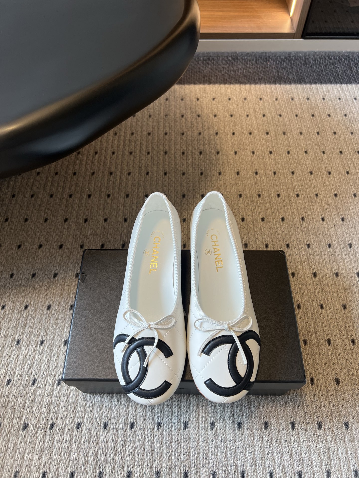 NO:928661,Top quality Chane*26ss summer new thick heel bow ballet shoes. The atmosphere of a gentle lady spreads slowly. The round toe is matched with a delicate little bow. The contrasting double C label is the highlight of the whole pair of shoes. The low square heel design weakens the casual feeling of the flat sole and adds just the right elegance.  The overall temperament is gentle and noble, taking into account daily practicality and dressing beauty. It can be worn in all seasons. It is a classic shoe that can enhance the sophistication of the overall shape. Sheepskin upper, sheepskin lining, genuine leather outsole, size 35-41 (customized sizes 40 and 41 are non-refundable), heel height 3.5cm, single shoes, chanel, sheepskin, Leather soles19860909顶级品质 Chane*26ss夏季新款粗跟蝴蝶结芭蕾单鞋 温柔名媛的氛围感缓缓蔓延,圆润鞋头搭配精巧的小蝴蝶结,撞色双C贴标是整双鞋的点睛之处,低方跟的设计弱化平底的休闲感,增添了恰到好处的优雅气质. 整体气质温婉贵气,兼顾日常实用性与穿搭美感,四季都可以上脚穿着,是能够提升整体造型精致度的经典款单鞋. 鞋面羊皮 内里羊皮 大底真皮大底 size35-41码（40、41码定制不退换） 跟高3.5cm,单鞋,chanel,sheepskin,Leather soles,Women's Shoes