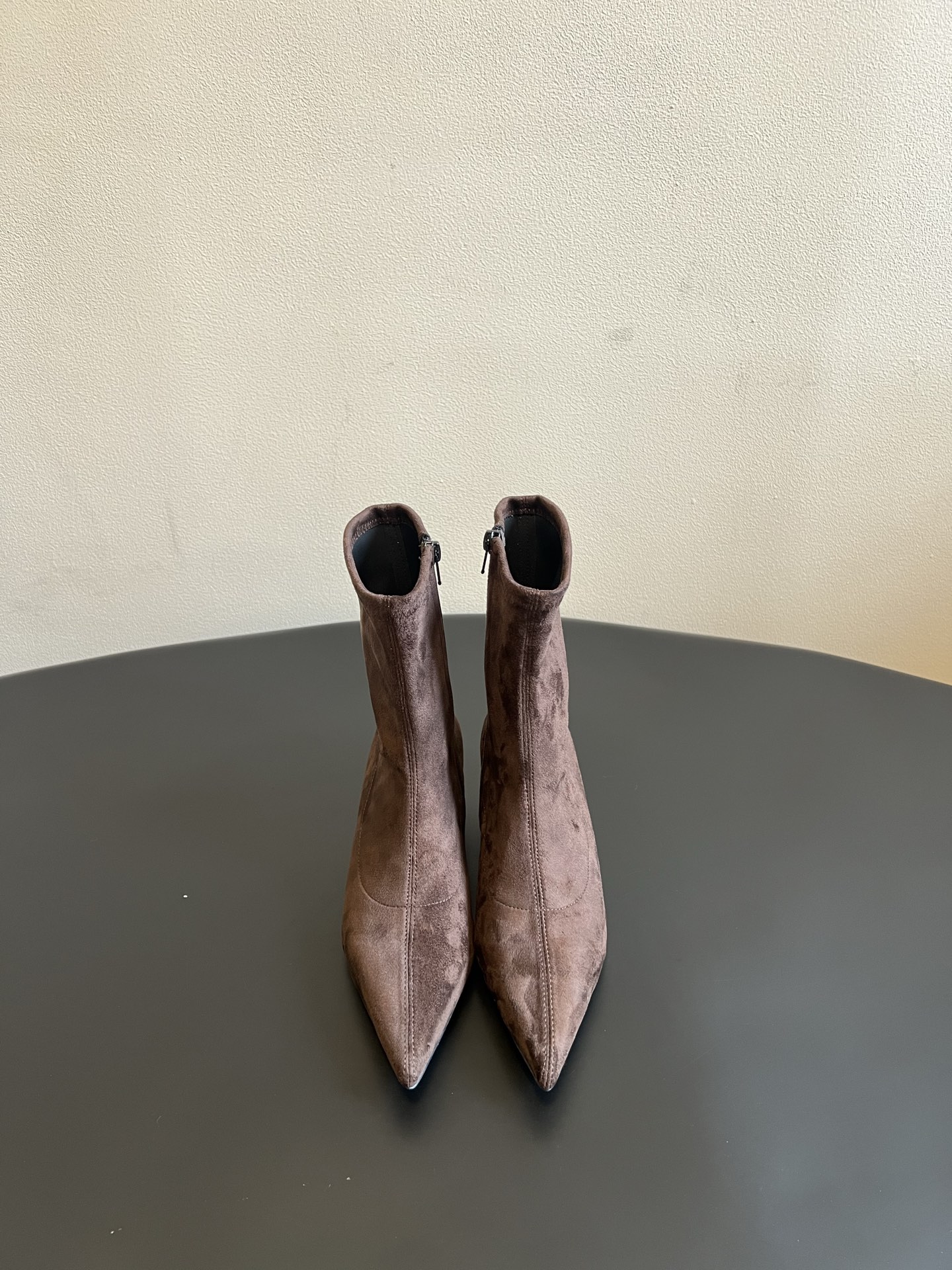 NO:926733,The Ro*26ss new summer pointed toe low-heeled elastic short boots have a cool and minimalist temperament. The sharp pointed toe is matched with a slender low heel. The boot body is made of elastic fabric to fit the calf line. The inner zipper design is simple and neat, and the overall line is smooth and restrained. The overall style is low-key and full of femininity, unassuming but very aura. It is an indispensable temperament short boot for creating a smart atmosphere in autumn and winter. The upper is elastic velvet and the lining is sheepskin.  Outsole Italian genuine leather outsole size 35-41 (customized sizes 40 and 41 are not returnable) Heel height 3.5cm, boots, boots, sheepskin, Leather soles19860909The Ro*26ss夏季新款尖头低跟弹力短靴 清冷极简的酷飒气质扑面而来,锐利尖头搭配纤细矮跟,靴身采用弹力面料贴合小腿线条,内侧拉链设计简约利落,整体线条流畅又克制. 整体风格低调又充满女人味,不张扬却极具气场,是秋冬打造干练氛围感穿搭不可或缺的一款气质短靴. 鞋面弹力绒 内里羊皮 大底意大利真皮大底 size35-41码（40、41码定制不退换） 跟高3.5cm,靴子,boots,sheepskin,Leather soles,Women's Shoes