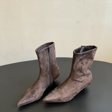 The Ro*26ss夏季新款尖头低跟弹力短靴 清冷极简的酷飒气质扑面而来,锐利尖头搭配纤细矮跟,靴身采用弹力面料贴合小 The Ro*26ss夏季新款尖头低跟弹力短靴 清冷极简的酷飒气质扑面而来,锐利尖头搭配纤细矮跟,靴身采用弹力面料贴合小