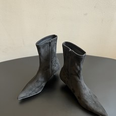 The Ro*26ss夏季新款尖头低跟弹力短靴 清冷极简的酷飒气质扑面而来,锐利尖头搭配纤细矮跟,靴身采用弹力面料贴合小 The Ro*26ss夏季新款尖头低跟弹力短靴 清冷极简的酷飒气质扑面而来,锐利尖头搭配纤细矮跟,靴身采用弹力面料贴合小