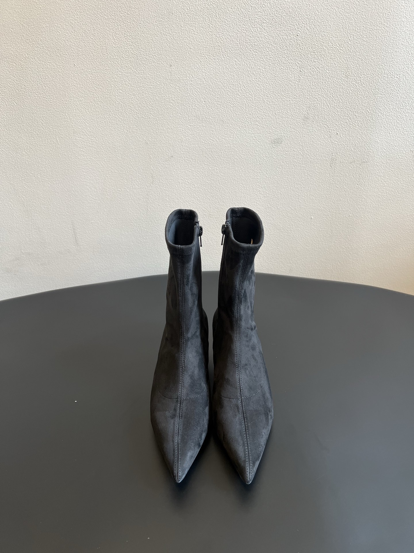 NO:926741,The Ro*26ss new summer pointed toe low-heeled elastic short boots have a cool and minimalist temperament. The sharp pointed toe is matched with a slender low heel. The boot body is made of elastic fabric to fit the calf line. The inner zipper design is simple and neat, and the overall line is smooth and restrained. The overall style is low-key and full of femininity, unassuming but very aura. It is an indispensable temperament short boot for creating a smart atmosphere in autumn and winter. The upper is elastic velvet and the lining is sheepskin.  Outsole Italian genuine leather outsole size 35-41 (customized sizes 40 and 41 are not returnable) Heel height 3.5cm, boots, boots, sheepskin, Leather soles19860909The Ro*26ss夏季新款尖头低跟弹力短靴 清冷极简的酷飒气质扑面而来,锐利尖头搭配纤细矮跟,靴身采用弹力面料贴合小腿线条,内侧拉链设计简约利落,整体线条流畅又克制. 整体风格低调又充满女人味,不张扬却极具气场,是秋冬打造干练氛围感穿搭不可或缺的一款气质短靴. 鞋面弹力绒 内里羊皮 大底意大利真皮大底 size35-41码（40、41码定制不退换） 跟高3.5cm,靴子,boots,sheepskin,Leather soles,Women's Shoes