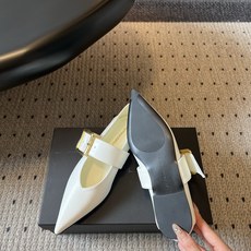 G213顶级Dymonlatr*26ss夏季新款尖头方扣单鞋 自带清冷贵气的知性氛围感,利落尖头上扬修饰脚型,加宽一字皮 G213顶级Dymonlatr*26ss夏季新款尖头方扣单鞋 自带清冷贵气的知性氛围感,利落尖头上扬修饰脚型,加宽一字皮