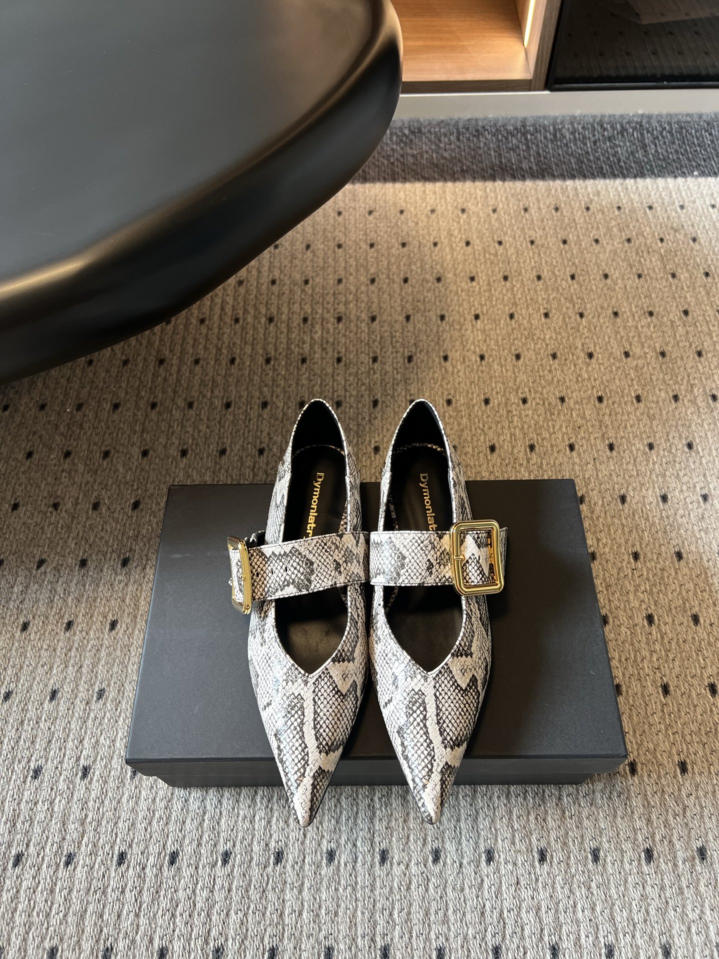 NO:926753,Dymonlatr*26ss summer new pointed toe square buckle shoes have a cool and elegant intellectual atmosphere. The neat pointed toe lifts to modify the foot shape. The widened one-line belt is matched with a three-dimensional square metal buckle. The simple design has a refined and high-end feel. There is no unnecessary complicated decoration, relying on the pointed toe lines and metal square buckles to create a high-end texture. It can be salty or sweet and versatile. It is a classy commuter shoe that can be worn repeatedly in all seasons. Cowhide upper, sheepskin lining, outsole, rubber outsole  Size 35-41 (customized sizes 40 and 41 are non-refundable), single shoes, cowhide, sheepskin19860909Dymonlatr*26ss夏季新款尖头方扣单鞋 自带清冷贵气的知性氛围感,利落尖头上扬修饰脚型,加宽一字皮带搭配立体方形金属扣,简约设计自带精致高级感. 无多余繁杂装饰,依靠尖头线条与金属方扣塑造高级质感,可盐可甜百搭不挑穿搭,是四季都能反复上身的气质通勤单鞋. 鞋面牛皮 内里羊皮 大底橡胶大底 size35-41码（40、41码定制不退换）,单鞋,cowhide,sheepskin,Women's Shoes
