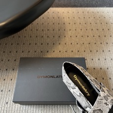 G213顶级Dymonlatr*26ss夏季新款尖头方扣单鞋 自带清冷贵气的知性氛围感,利落尖头上扬修饰脚型,加宽一字皮 G213顶级Dymonlatr*26ss夏季新款尖头方扣单鞋 自带清冷贵气的知性氛围感,利落尖头上扬修饰脚型,加宽一字皮