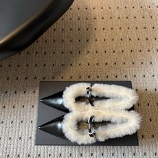 G213顶级Dymonlatr*26ss毛绒一字带尖头单鞋 自带复古慵懒贵气氛围感的平底单鞋,锐利修长尖头搭配蓬松毛绒围 G213顶级Dymonlatr*26ss毛绒一字带尖头单鞋 自带复古慵懒贵气氛围感的平底单鞋,锐利修长尖头搭配蓬松毛绒围