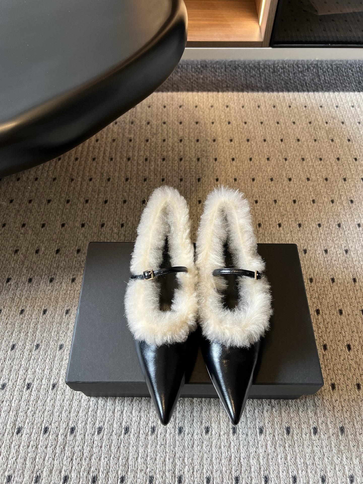 NO:926773,Dymonlatr*26ss plush one-line pointed toe shoes are flat shoes with a retro, lazy and noble atmosphere, sharp and slender pointed toes with fluffy plush edges, slim one-line straps with mini metal square buckles, the collision of cold hard leather and soft plush plush is high-end and layered, and the all-inclusive shallow mouth style fits the foot shape, making it easy to put on and take off.  The overall design is soft and cool, the soft plush plush weakens the sharpness of the pointed toe, the slim straps elongate the leg lines, and the upper foot is both mature and delicate with a soft and soft feeling. It is an indispensable atmospheric flat shoe for the autumn and winter wardrobe. Upper butter leather/lamb wool lining Sheepskin outsole rubber outsole size 35-41 (customized sizes 40 and 41 are not returnable), single shoes, sheepskin19860909Dymonlatr*26ss毛绒一字带尖头单鞋 自带复古慵懒贵气氛围感的平底单鞋,锐利修长尖头搭配蓬松毛绒围边,纤细一字绑带搭配迷你金属方扣,冷硬皮革与软糯毛绒碰撞高级有层次,全包浅口款式贴合脚型,穿脱便捷省心. 整体设计柔冷平衡,软糯毛绒弱化尖头的凌厉感,纤细细带拉长腿部线条,上脚兼具成熟精致与软糯温柔感,是秋冬衣橱不可或缺的氛围感平底单鞋. 鞋面牛油皮/羊羔毛 内里羊皮 大底橡胶大底 size35-41码（40、41码定制不退换）,单鞋,sheepskin,Women's Shoes