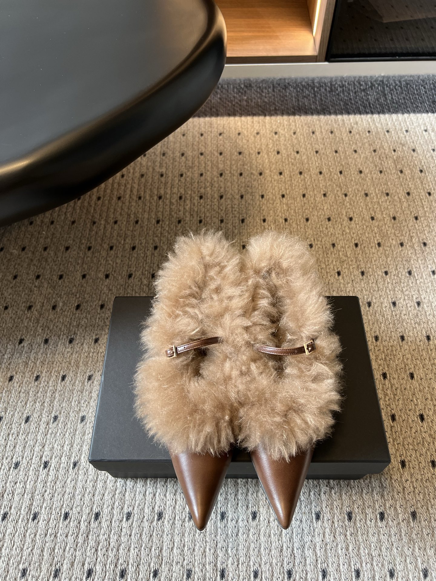 NO:926782,Dymonlatr*26ss plush one-line pointed toe shoes are flat shoes with a retro, lazy and noble atmosphere, sharp and slender pointed toes with fluffy plush edges, slim one-line straps with mini metal square buckles, the collision of cold hard leather and soft plush plush is high-end and layered, and the all-inclusive shallow mouth style fits the foot shape, making it easy to put on and take off.  The overall design is soft and cool, the soft plush plush weakens the sharpness of the pointed toe, the slim straps elongate the leg lines, and the upper foot is both mature and delicate with a soft and soft feeling. It is an indispensable atmospheric flat shoe for the autumn and winter wardrobe. Upper butter leather/lamb wool lining Sheepskin outsole rubber outsole size 35-41 (customized sizes 40 and 41 are not returnable), single shoes, sheepskin19860909Dymonlatr*26ss毛绒一字带尖头单鞋 自带复古慵懒贵气氛围感的平底单鞋,锐利修长尖头搭配蓬松毛绒围边,纤细一字绑带搭配迷你金属方扣,冷硬皮革与软糯毛绒碰撞高级有层次,全包浅口款式贴合脚型,穿脱便捷省心. 整体设计柔冷平衡,软糯毛绒弱化尖头的凌厉感,纤细细带拉长腿部线条,上脚兼具成熟精致与软糯温柔感,是秋冬衣橱不可或缺的氛围感平底单鞋. 鞋面牛油皮/羊羔毛 内里羊皮 大底橡胶大底 size35-41码（40、41码定制不退换）,单鞋,sheepskin,Women's Shoes