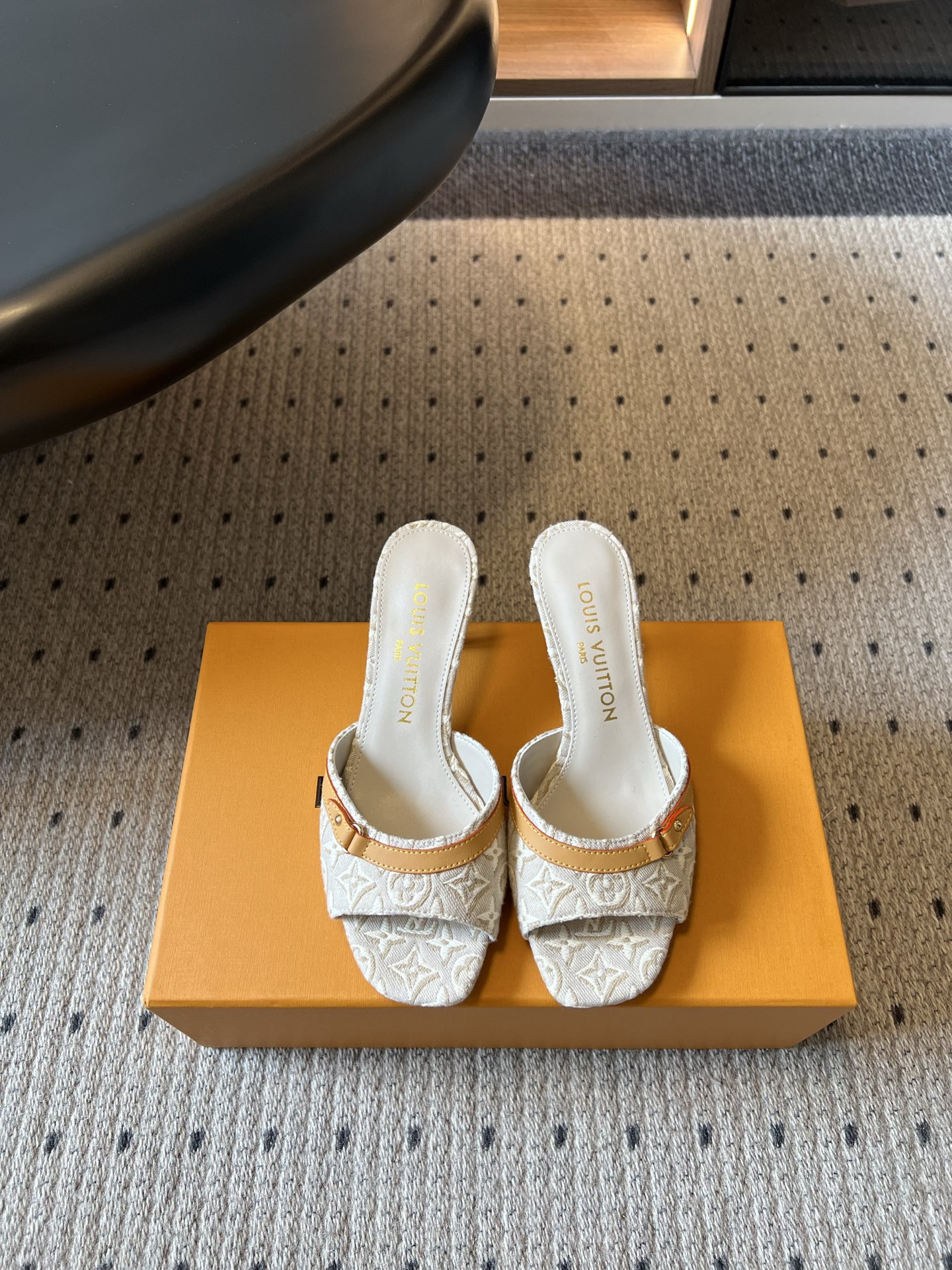 NO:928458,The top version of Louis Vuitton LV26ss summer new presbyopic low-heeled one-line sandals is a summer sandal with a gentle and luxurious socialite atmosphere. It has a wide jacquard upper with a soft square toe. The upper is decorated with leather straps and metal lock buckles. It is low-key, refined and unobtrusive. The heelless slip-on style is easy to put on and take off.  The overall design is low-key and elegant, relying on the all-over jacquard texture to enhance recognition. The neat square toe modifies the foot shape and elongates the leg line, and the upper foot has a gentle temperament. It is an indispensable atmospheric sandal for the spring and summer wardrobe. Original custom-made cloth upper, sheepskin lining, Italian genuine leather outsole, size 35-41 (customized sizes 40 and 41 are non-refundable), heel height 5.5cm, high-heeled shoes and slippers, louis vuitton, louis vuitton, high  heels,slippers,sheepskin,leather soles19860909顶级版本 Louis Vuitton LV26ss夏季新款老花低跟一字凉拖 自带温柔轻奢名媛氛围感的夏日凉拖,宽幅提花鞋面搭配柔和方头,鞋面点缀真皮细带与金属锁扣装饰,低调精致又不张扬,无后跟套脚款式穿脱便捷省心. 整体设计低调贵气,依靠满印提花纹理提升辨识度,利落方头修饰脚型拉长腿部线条,上脚自带温婉气质,是春夏衣橱不可或缺的氛围感凉拖. 鞋面原版定制布面 内里羊皮 大底意大利真皮大底 size35-41码（40、41码定制不退换） 跟高5.5cm,高跟鞋拖鞋,louis vuitton,louis vuitton,high heels,slippers,sheepskin,Leather soles,Women's Shoes