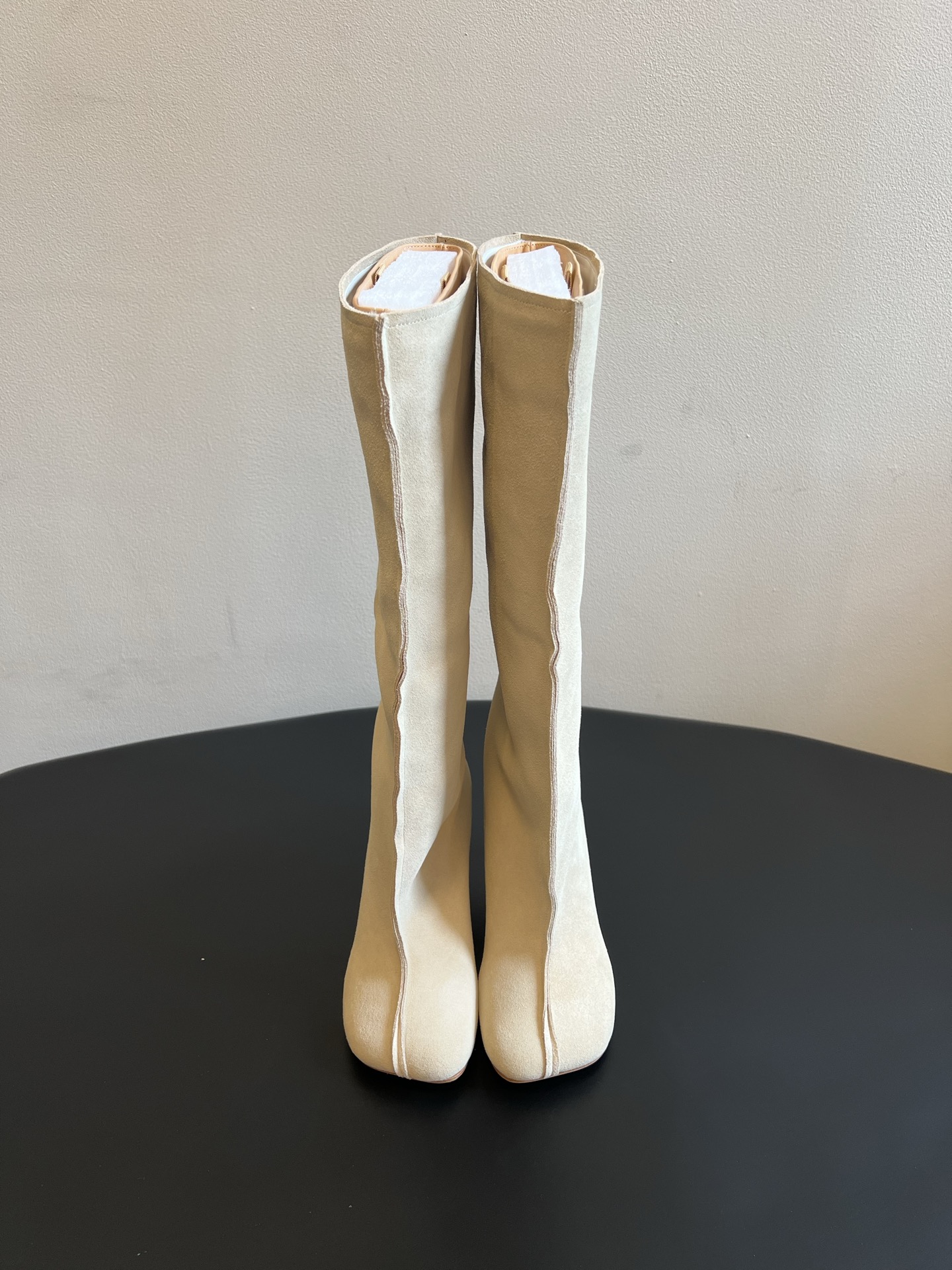 NO:957670,Maison Margiela 26ss new summer stiletto high boots are suede stiletto high boots with a relaxed retro literary atmosphere, round and soft split round toe shoes, high slit design on the sides of the boots, simple raw edges on the edges, loose straight body shape, softly modify the calf line. Minimal tailoring highlights gentle temperament, a variety of colors to choose from, versatile all year round in autumn and winter, retro atmosphere boots are just in demand. Cow suede upper  Cowhide lining, Italian genuine leather outsole, sizes 35-41 (customized sizes 40 and 41 are non-refundable), heel height 7cm, boots, cowhide, chamois leather, Leather soles19860909Maison Margiela 26ss夏季新款细跟高筒靴 自带松弛复古文艺氛围感的麂皮细跟高筒靴,圆润柔和的分缝圆头鞋型,靴筒侧边高开叉设计,边缘简约毛边走线,靴身宽松直筒版型,柔和修饰小腿线条. 极简剪裁凸显温柔气质,多种色系随心挑选,一年四季秋冬百搭,复古氛围感长靴刚需款. 鞋面牛反绒 内里牛皮 大底意大利真皮大底 size35-41码（40、41码定制不退换） 跟高7cm,靴子,boots,cowhide,chamois leather,Leather soles,Women's Shoes