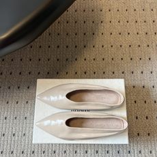 Khait* 26ss春夏新款软皮尖头平底单鞋 自带清冷极简松弛氛围感的四季尖头平底单鞋,流畅纤细的尖头鞋型,鞋口自然形 Khait* 26ss春夏新款软皮尖头平底单鞋 自带清冷极简松弛氛围感的四季尖头平底单鞋,流畅纤细的尖头鞋型,鞋口自然形