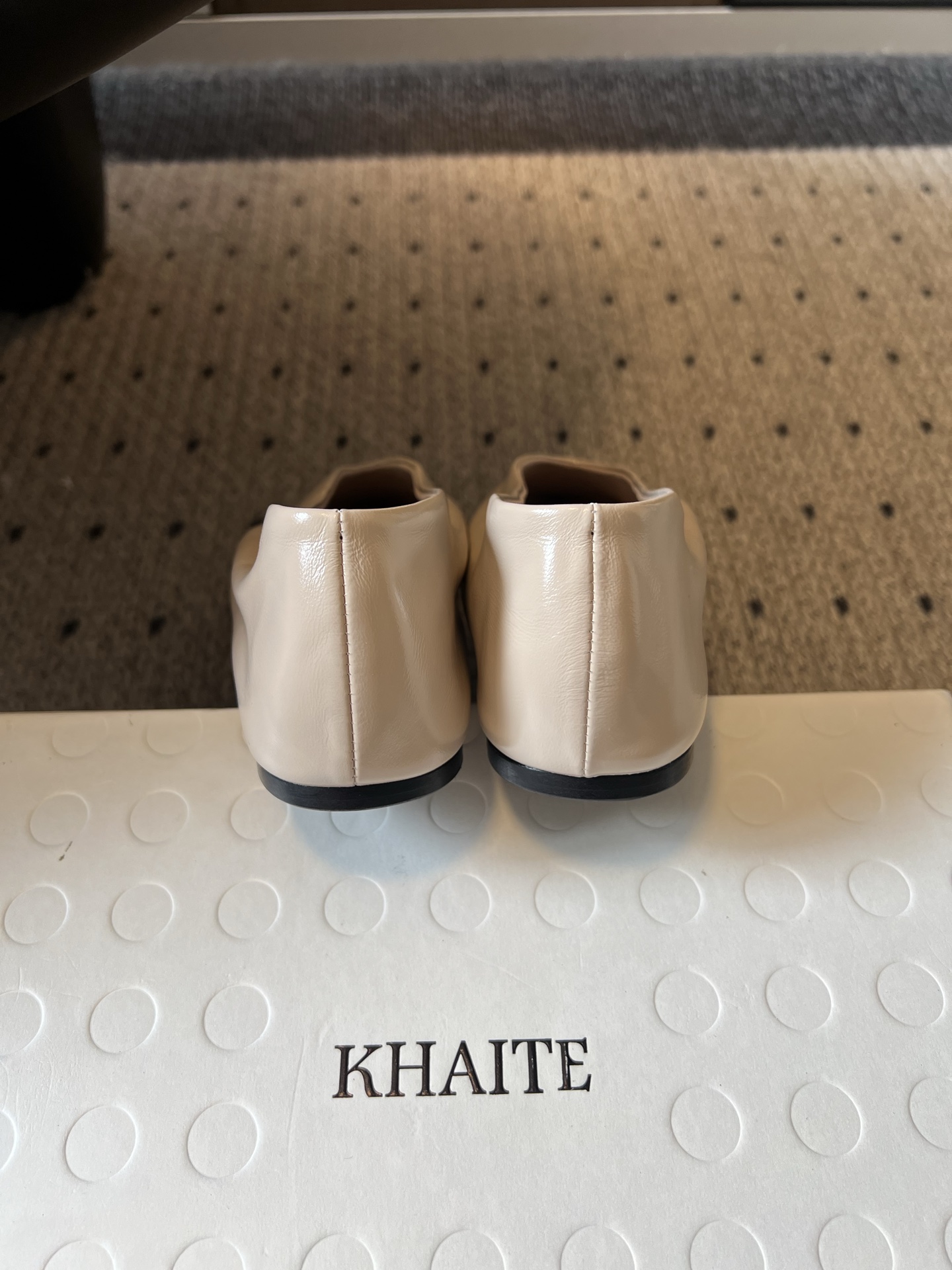 Khait* 26ss春夏新款软皮尖头平底单鞋 自带清冷极简松弛氛围感的四季尖头平底单鞋,流畅纤细的尖头鞋型,鞋口自然形 Khait* 26ss春夏新款软皮尖头平底单鞋 自带清冷极简松弛氛围感的四季尖头平底单鞋,流畅纤细的尖头鞋型,鞋口自然形