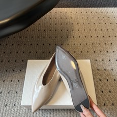 Khait* 26ss春夏新款软皮尖头平底单鞋 自带清冷极简松弛氛围感的四季尖头平底单鞋,流畅纤细的尖头鞋型,鞋口自然形 Khait* 26ss春夏新款软皮尖头平底单鞋 自带清冷极简松弛氛围感的四季尖头平底单鞋,流畅纤细的尖头鞋型,鞋口自然形