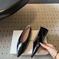 Khait* 26ss春夏新款软皮尖头平底单鞋 自带清冷极简松弛氛围感的四季尖头平底单鞋,流畅纤细的尖头鞋型,鞋口自然形 Khait* 26ss春夏新款软皮尖头平底单鞋 自带清冷极简松弛氛围感的四季尖头平底单鞋,流畅纤细的尖头鞋型,鞋口自然形