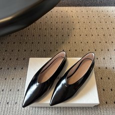Khait* 26ss春夏新款软皮尖头平底单鞋 自带清冷极简松弛氛围感的四季尖头平底单鞋,流畅纤细的尖头鞋型,鞋口自然形 Khait* 26ss春夏新款软皮尖头平底单鞋 自带清冷极简松弛氛围感的四季尖头平底单鞋,流畅纤细的尖头鞋型,鞋口自然形