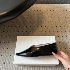 Khait* 26ss春夏新款软皮尖头平底单鞋 自带清冷极简松弛氛围感的四季尖头平底单鞋,流畅纤细的尖头鞋型,鞋口自然形 Khait* 26ss春夏新款软皮尖头平底单鞋 自带清冷极简松弛氛围感的四季尖头平底单鞋,流畅纤细的尖头鞋型,鞋口自然形