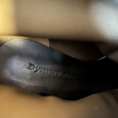 Dymonlatr*26ss夏季新款尖头粗跟短靴 自带慵懒复古贵气氛围感的套筒短靴,利落修长的尖头鞋型,靴身为宽松直筒皮 Dymonlatr*26ss夏季新款尖头粗跟短靴 自带慵懒复古贵气氛围感的套筒短靴,利落修长的尖头鞋型,靴身为宽松直筒皮