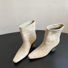 Dymonlatr*26ss夏季新款尖头粗跟短靴 自带慵懒复古贵气氛围感的套筒短靴,利落修长的尖头鞋型,靴身为宽松直筒皮 Dymonlatr*26ss夏季新款尖头粗跟短靴 自带慵懒复古贵气氛围感的套筒短靴,利落修长的尖头鞋型,靴身为宽松直筒皮