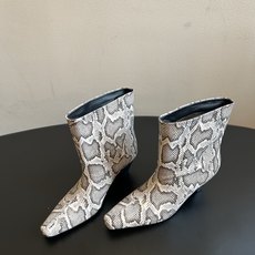Dymonlatr*26ss夏季新款尖头粗跟短靴 自带慵懒复古贵气氛围感的套筒短靴,利落修长的尖头鞋型,靴身为宽松直筒皮 Dymonlatr*26ss夏季新款尖头粗跟短靴 自带慵懒复古贵气氛围感的套筒短靴,利落修长的尖头鞋型,靴身为宽松直筒皮