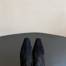 Dymonlatr*26ss夏季新款尖头粗跟短靴 自带慵懒复古贵气氛围感的套筒短靴,利落修长的尖头鞋型,靴身为宽松直筒皮 Dymonlatr*26ss夏季新款尖头粗跟短靴 自带慵懒复古贵气氛围感的套筒短靴,利落修长的尖头鞋型,靴身为宽松直筒皮