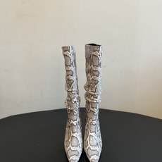 Dymonlatr*26ss夏季新款尖头粗跟褶皱高筒靴 自带慵懒复古松弛氛围感的套筒高筒靴,利落修长尖头鞋型,直筒靴筒可 Dymonlatr*26ss夏季新款尖头粗跟褶皱高筒靴 自带慵懒复古松弛氛围感的套筒高筒靴,利落修长尖头鞋型,直筒靴筒可