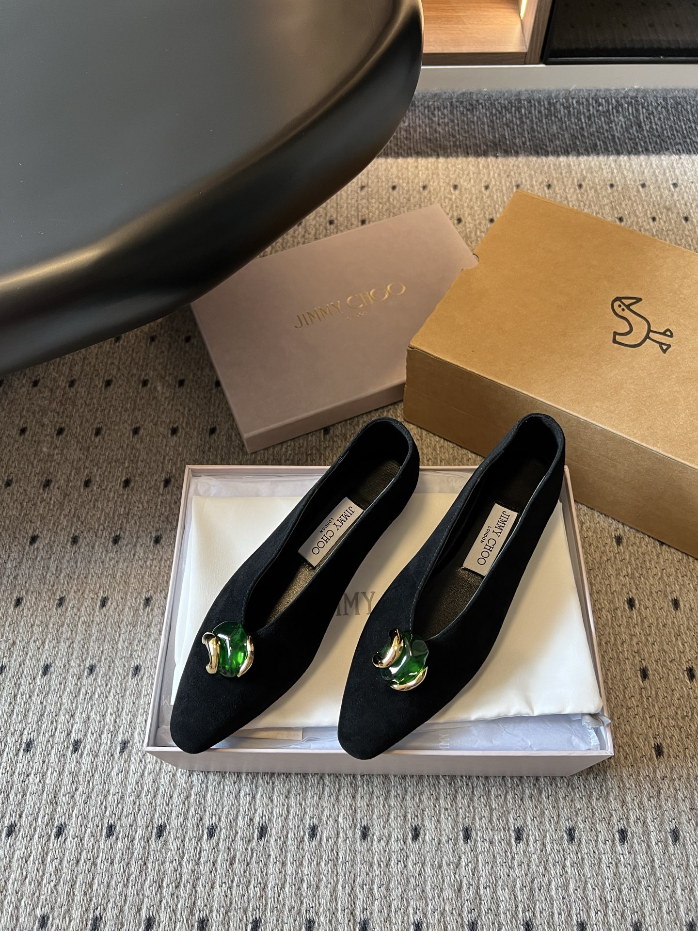 G277高品质 Jimmy Cho*26ss夏季新款宝石扣平底单鞋 自带复古贵气轻奢氛围感的四季尖头平底单鞋，柔和小尖头