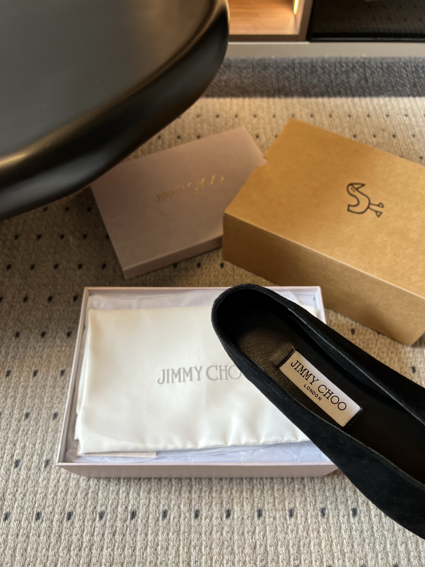 G277高品质 Jimmy Cho*26ss夏季新款宝石扣平底单鞋 自带复古贵气轻奢氛围感的四季尖头平底单鞋，柔和小尖头
