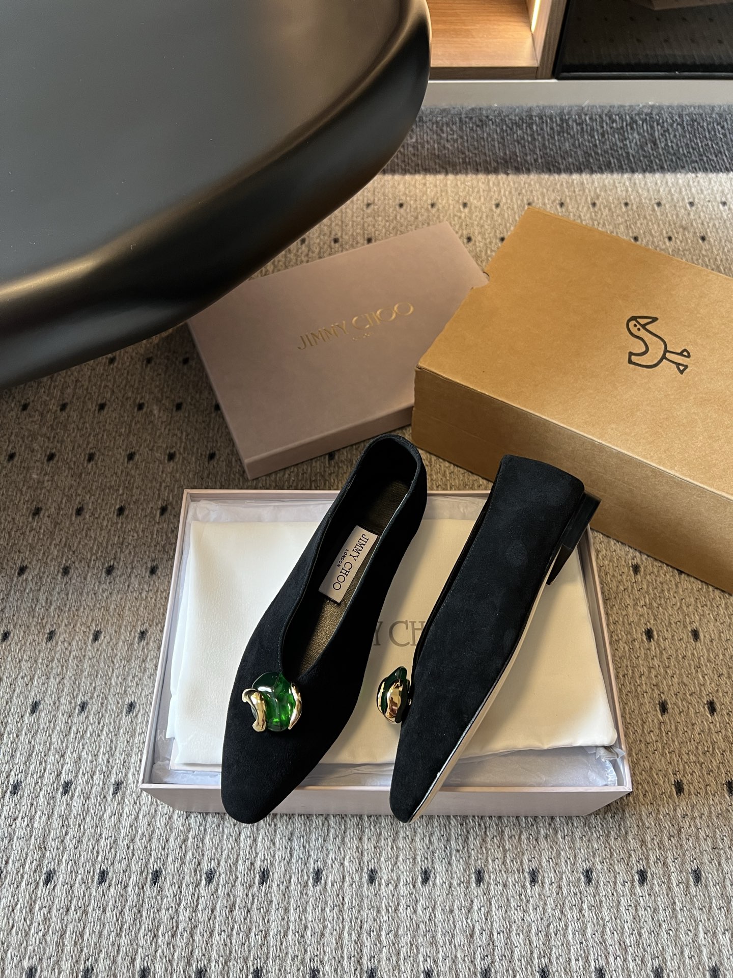 G277高品质 Jimmy Cho*26ss夏季新款宝石扣平底单鞋 自带复古贵气轻奢氛围感的四季尖头平底单鞋，柔和小尖头