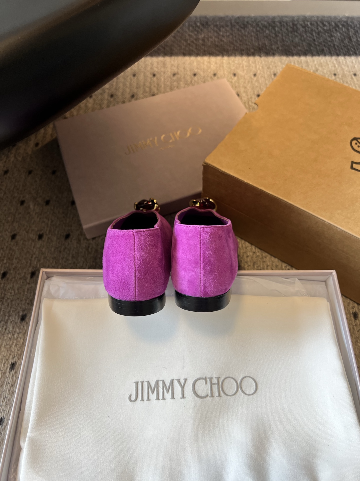 G277高品质 Jimmy Cho*26ss夏季新款宝石扣平底单鞋 自带复古贵气轻奢氛围感的四季尖头平底单鞋，柔和小尖头