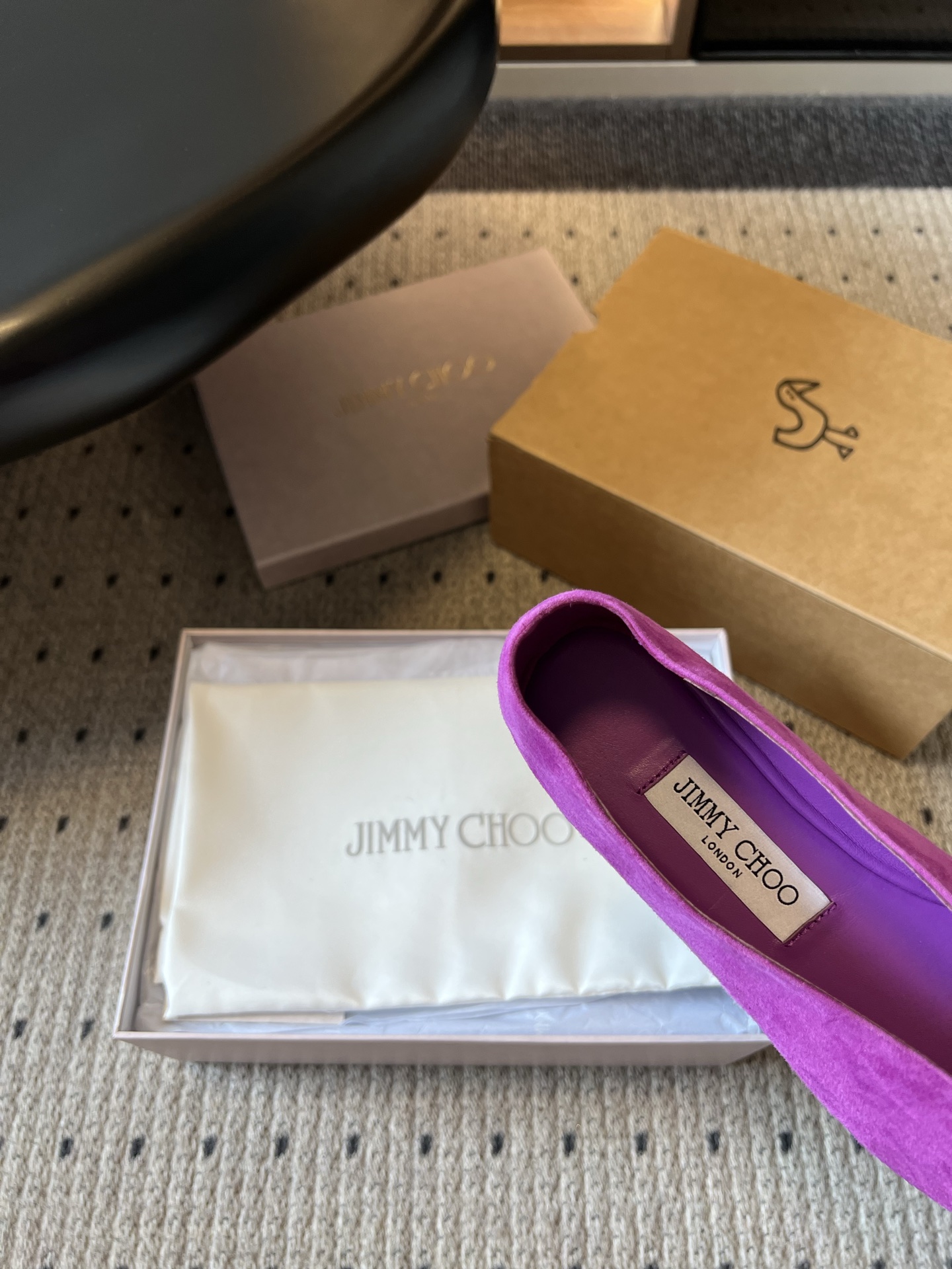 G277高品质 Jimmy Cho*26ss夏季新款宝石扣平底单鞋 自带复古贵气轻奢氛围感的四季尖头平底单鞋，柔和小尖头