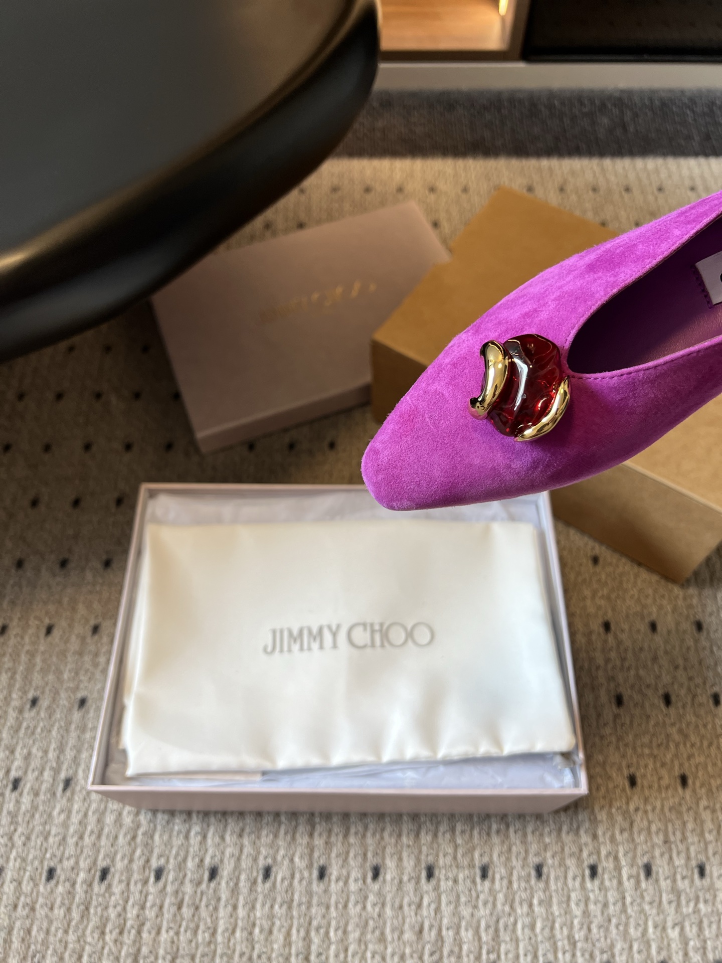 G277高品质 Jimmy Cho*26ss夏季新款宝石扣平底单鞋 自带复古贵气轻奢氛围感的四季尖头平底单鞋，柔和小尖头