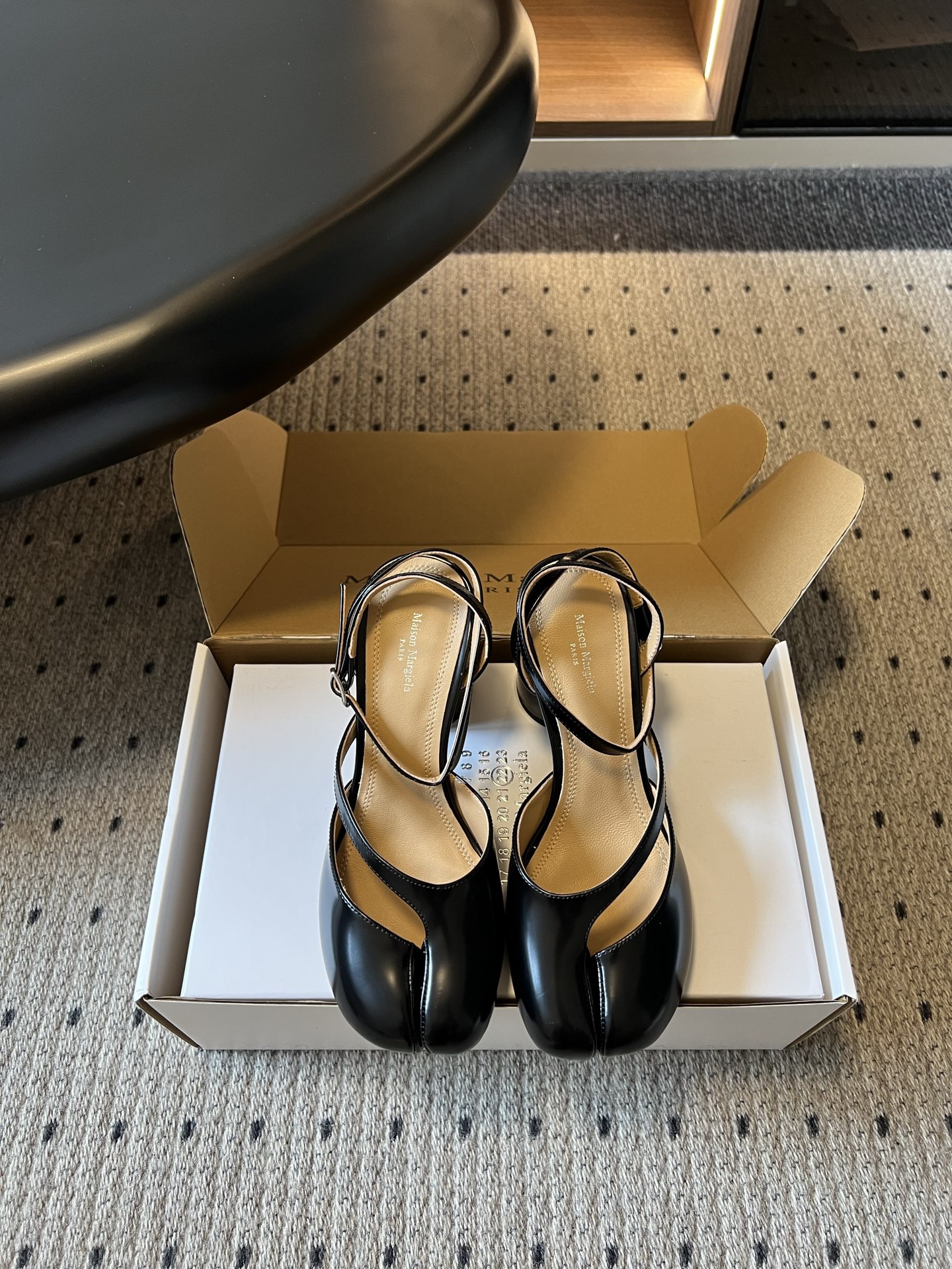 NO:957616,Guangdong Maison Margiela 26ss summer new MM6 tabi split toe back strap thick heel sandals. Summer thick heel sandals with a retro lazy French atmosphere. Classic split toe pig's trotter shoe shape. The upper is made of bright leather. The side is hollowed with a slim adjustable back strap. The round thick heel design is retro and gentle. The back buckle strap style fits the ankle, making it easy to put on and take off.  The overall design replicates the retro French style, and the iconic split-toe shape is highly recognizable. The neat lines modify the foot shape to lengthen the leg line, and the upper foot has a relaxed and lazy temperament. It is an indispensable atmospheric thick-heeled sandal for the spring and summer wardrobe. The upper is cowhide/opening beads, the lining is cowhide, and the Italian genuine leather outsole size 35-40 (40 size customization is non-returnable) Heel height 8cm, split-toe shoes, masion  margiela,sandals,cowhide,leather soles19860909莞货Maison Margiela 26ss夏季新款MM6 tabi分趾后绊带粗跟凉鞋 自带复古慵懒法式氛围感的夏日粗跟凉鞋,经典分趾猪蹄鞋型,鞋面选用亮面真皮打造,侧边镂空搭配纤细可调节后绊带,圆润粗跟设计复古又温柔,后扣绑带款式贴合脚踝,穿脱便捷省心. 整体设计复刻复古法式格调,标志性分趾造型辨识度十足,利落线条修饰脚型拉长腿部线条,上脚自带松弛慵懒气质,是春夏衣橱不可或缺的氛围感粗跟凉鞋. 鞋面牛皮/开标珠 内里牛皮 大底意大利真皮大底 size35-40码（40码定制不退换） 跟高8cm,分趾鞋,masion margiela,sandals,cowhide,Leather soles,Women's Shoes
