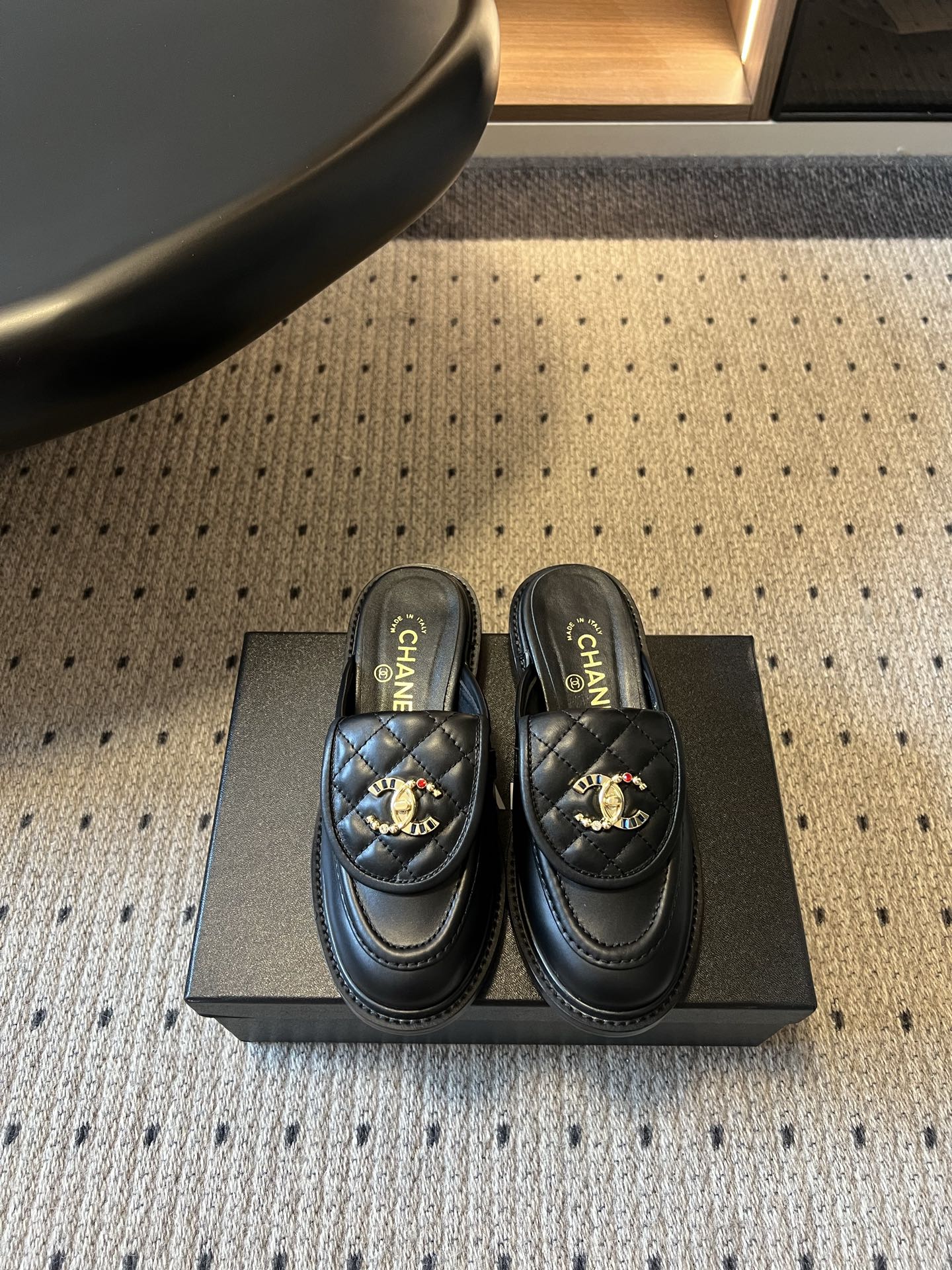 NO:957545,Chanel 26ss summer new diamond flip loafer half-flop. The diamond loafer half-flop has a retro noble lady atmosphere. It has a classic and rounded loafer shape. The toe is embellished with a golden double C metal mark. The heelless half-flop design makes it easy to put on and take off. The shoe last is loose and accommodates various foot shapes. The soft version can modify the lines of the foot.  The rhombus lines are neat and full, and the metal buckles are exquisite in texture. The classic style will not go out of style, and it is easy to create an elegant and sophisticated outfit. Upper cowhide, sheepskin lining, genuine leather outsole, size 35-41 (customized sizes 40 and 41 are non-refundable), heel height 2.5cm, loafers half-slip, chanel, loafers, cowhide, sheepskin, Leather soles19860909Chanel 26ss夏季新款菱格翻盖乐福鞋半拖 自带复古贵气名媛氛围感的菱格乐福半拖,经典圆润的乐福鞋型,鞋头点缀金色双C金属标,无后跟半拖设计穿脱省心,鞋楦宽松包容各种脚型,柔和的版型能够修饰脚型线条. 菱格走线工整饱满,金属饰扣质感精致,经典款型不会过时,轻松打造优雅显贵的精致穿搭. 鞋面牛皮 内里羊皮 大底真皮大底 size35-41码（40、41码定制不退换） 跟高2.5cm,乐福鞋半拖,chanel,loafers,cowhide,sheepskin,Leather soles,Women's Shoes