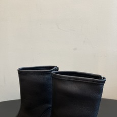 Khait* 26ss春夏新款尖头低跟短靴 修长的小尖头靴型,简约无多余装饰,后侧拉链设计穿脱便捷,靴筒弹力面料贴合腿型 Khait* 26ss春夏新款尖头低跟短靴 修长的小尖头靴型,简约无多余装饰,后侧拉链设计穿脱便捷,靴筒弹力面料贴合腿型
