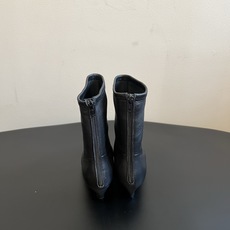 Khait* 26ss春夏新款尖头低跟短靴 修长的小尖头靴型,简约无多余装饰,后侧拉链设计穿脱便捷,靴筒弹力面料贴合腿型 Khait* 26ss春夏新款尖头低跟短靴 修长的小尖头靴型,简约无多余装饰,后侧拉链设计穿脱便捷,靴筒弹力面料贴合腿型