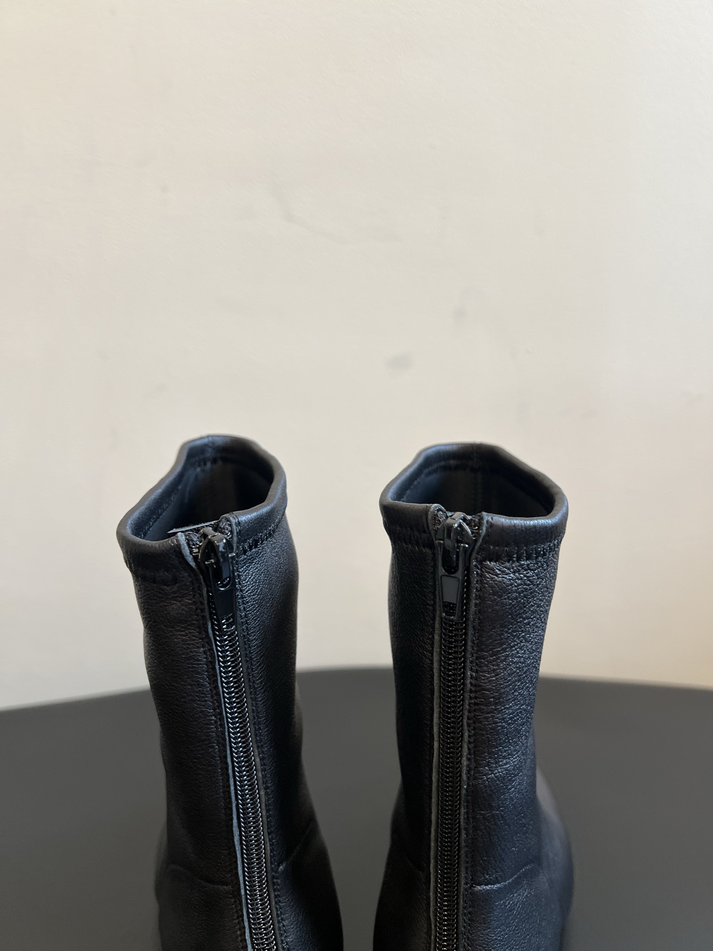 Khait* 26ss春夏新款尖头低跟短靴 修长的小尖头靴型,简约无多余装饰,后侧拉链设计穿脱便捷,靴筒弹力面料贴合腿型 Khait* 26ss春夏新款尖头低跟短靴 修长的小尖头靴型,简约无多余装饰,后侧拉链设计穿脱便捷,靴筒弹力面料贴合腿型