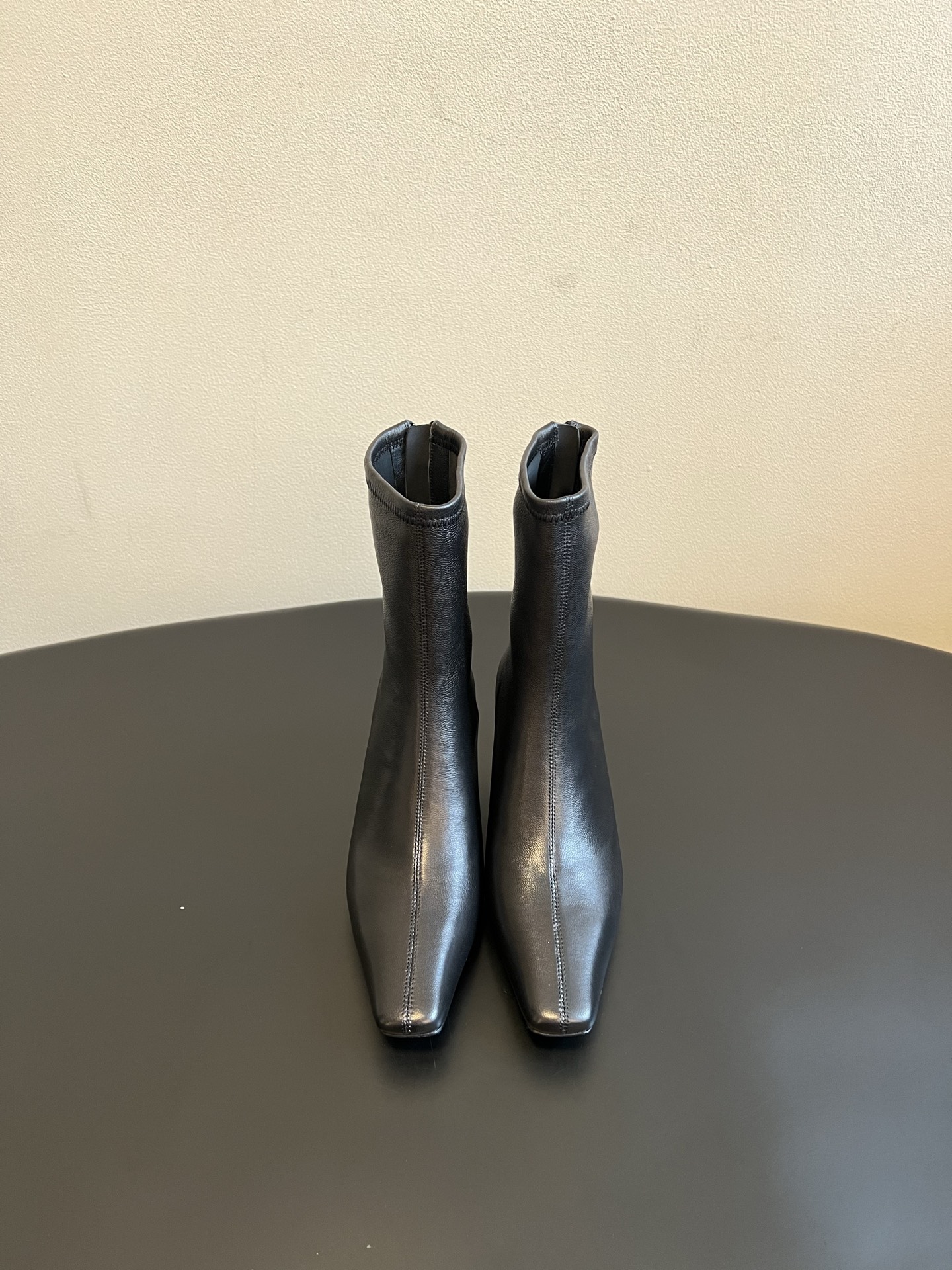 Khait* 26ss春夏新款尖头低跟短靴 修长的小尖头靴型，简约无多余装饰，后侧拉链设计穿脱便捷，靴筒弹力面料贴合腿型