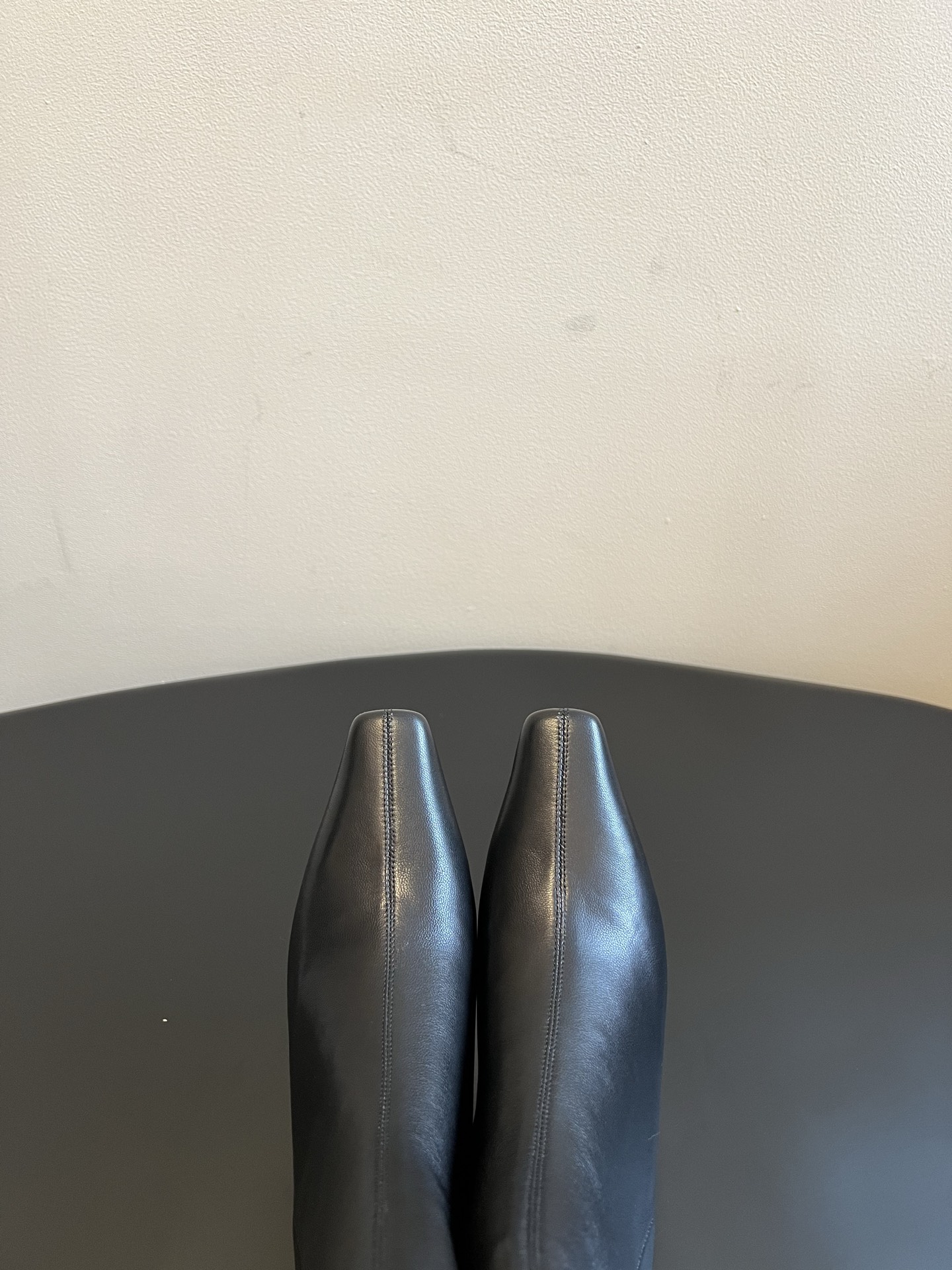 Khait* 26ss春夏新款尖头低跟短靴 修长的小尖头靴型,简约无多余装饰,后侧拉链设计穿脱便捷,靴筒弹力面料贴合腿型 Khait* 26ss春夏新款尖头低跟短靴 修长的小尖头靴型,简约无多余装饰,后侧拉链设计穿脱便捷,靴筒弹力面料贴合腿型