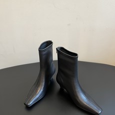 Khait* 26ss春夏新款尖头低跟短靴 修长的小尖头靴型,简约无多余装饰,后侧拉链设计穿脱便捷,靴筒弹力面料贴合腿型 Khait* 26ss春夏新款尖头低跟短靴 修长的小尖头靴型,简约无多余装饰,后侧拉链设计穿脱便捷,靴筒弹力面料贴合腿型