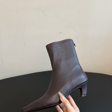 Khait* 26ss春夏新款尖头低跟短靴 修长的小尖头靴型,简约无多余装饰,后侧拉链设计穿脱便捷,靴筒弹力面料贴合腿型 Khait* 26ss春夏新款尖头低跟短靴 修长的小尖头靴型,简约无多余装饰,后侧拉链设计穿脱便捷,靴筒弹力面料贴合腿型