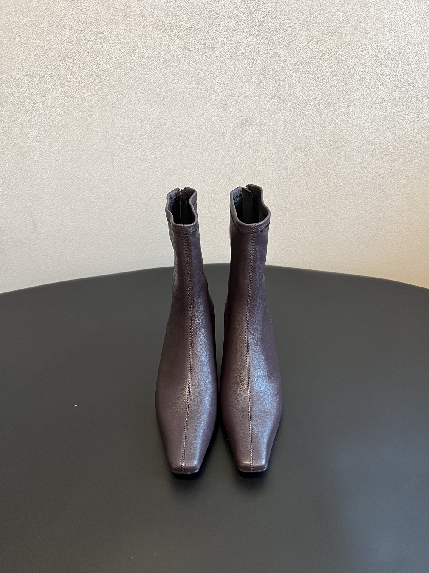 Khait* 26ss春夏新款尖头低跟短靴 修长的小尖头靴型，简约无多余装饰，后侧拉链设计穿脱便捷，靴筒弹力面料贴合腿型