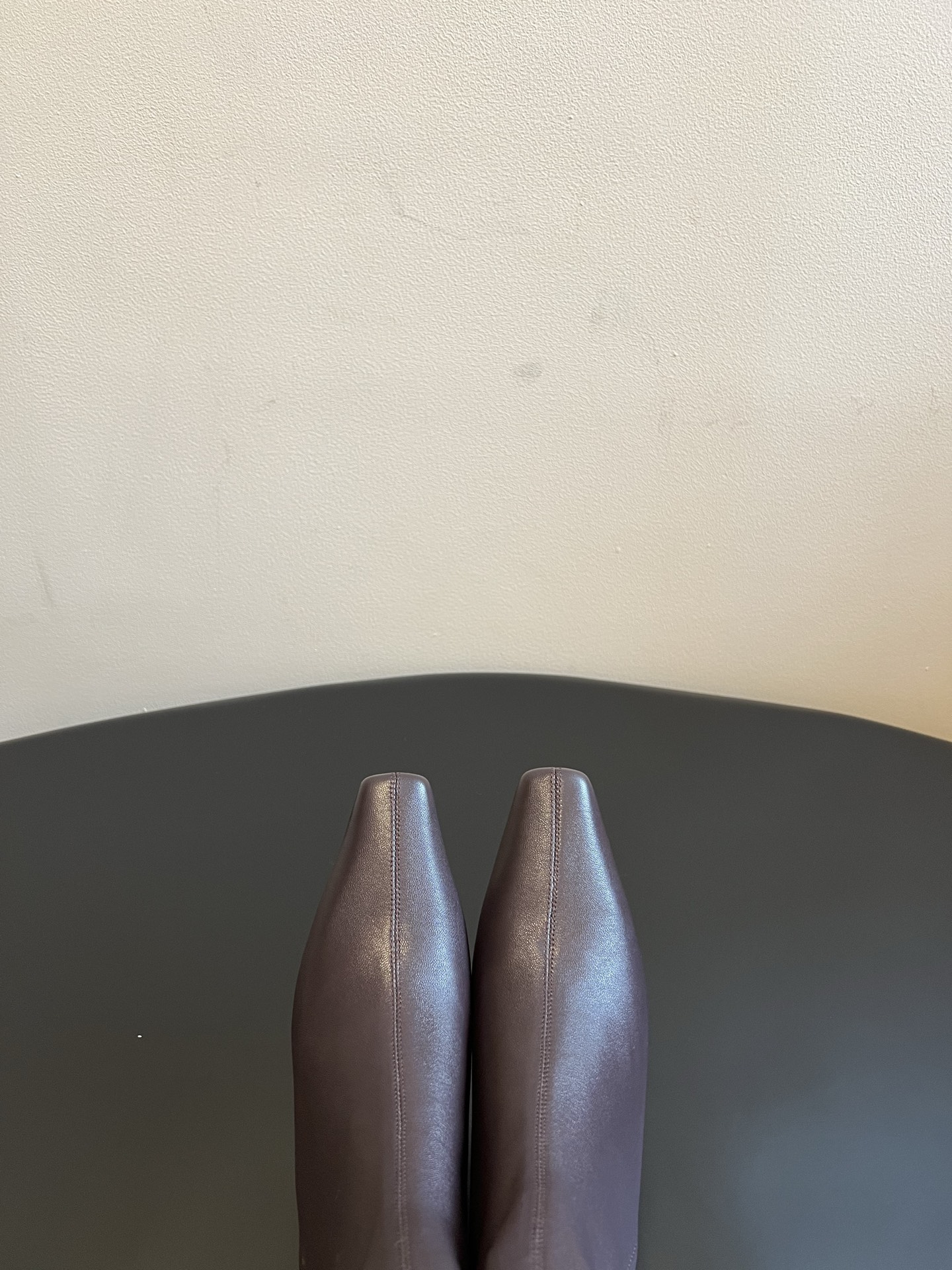 Khait* 26ss春夏新款尖头低跟短靴 修长的小尖头靴型,简约无多余装饰,后侧拉链设计穿脱便捷,靴筒弹力面料贴合腿型 Khait* 26ss春夏新款尖头低跟短靴 修长的小尖头靴型,简约无多余装饰,后侧拉链设计穿脱便捷,靴筒弹力面料贴合腿型