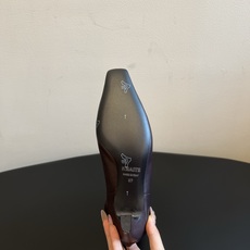 Khait* 26ss春夏新款尖头低跟短靴 修长的小尖头靴型,简约无多余装饰,后侧拉链设计穿脱便捷,靴筒弹力面料贴合腿型 Khait* 26ss春夏新款尖头低跟短靴 修长的小尖头靴型,简约无多余装饰,后侧拉链设计穿脱便捷,靴筒弹力面料贴合腿型