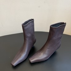 Khait* 26ss春夏新款尖头低跟短靴 修长的小尖头靴型,简约无多余装饰,后侧拉链设计穿脱便捷,靴筒弹力面料贴合腿型 Khait* 26ss春夏新款尖头低跟短靴 修长的小尖头靴型,简约无多余装饰,后侧拉链设计穿脱便捷,靴筒弹力面料贴合腿型