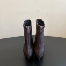 Khait* 26ss春夏新款尖头低跟短靴 修长的小尖头靴型,简约无多余装饰,后侧拉链设计穿脱便捷,靴筒弹力面料贴合腿型 Khait* 26ss春夏新款尖头低跟短靴 修长的小尖头靴型,简约无多余装饰,后侧拉链设计穿脱便捷,靴筒弹力面料贴合腿型