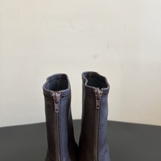 Khait* 26ss春夏新款尖头低跟短靴 修长的小尖头靴型,简约无多余装饰,后侧拉链设计穿脱便捷,靴筒弹力面料贴合腿型 Khait* 26ss春夏新款尖头低跟短靴 修长的小尖头靴型,简约无多余装饰,后侧拉链设计穿脱便捷,靴筒弹力面料贴合腿型