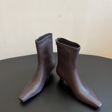 Khait* 26ss春夏新款尖头低跟短靴 修长的小尖头靴型,简约无多余装饰,后侧拉链设计穿脱便捷,靴筒弹力面料贴合腿型 Khait* 26ss春夏新款尖头低跟短靴 修长的小尖头靴型,简约无多余装饰,后侧拉链设计穿脱便捷,靴筒弹力面料贴合腿型