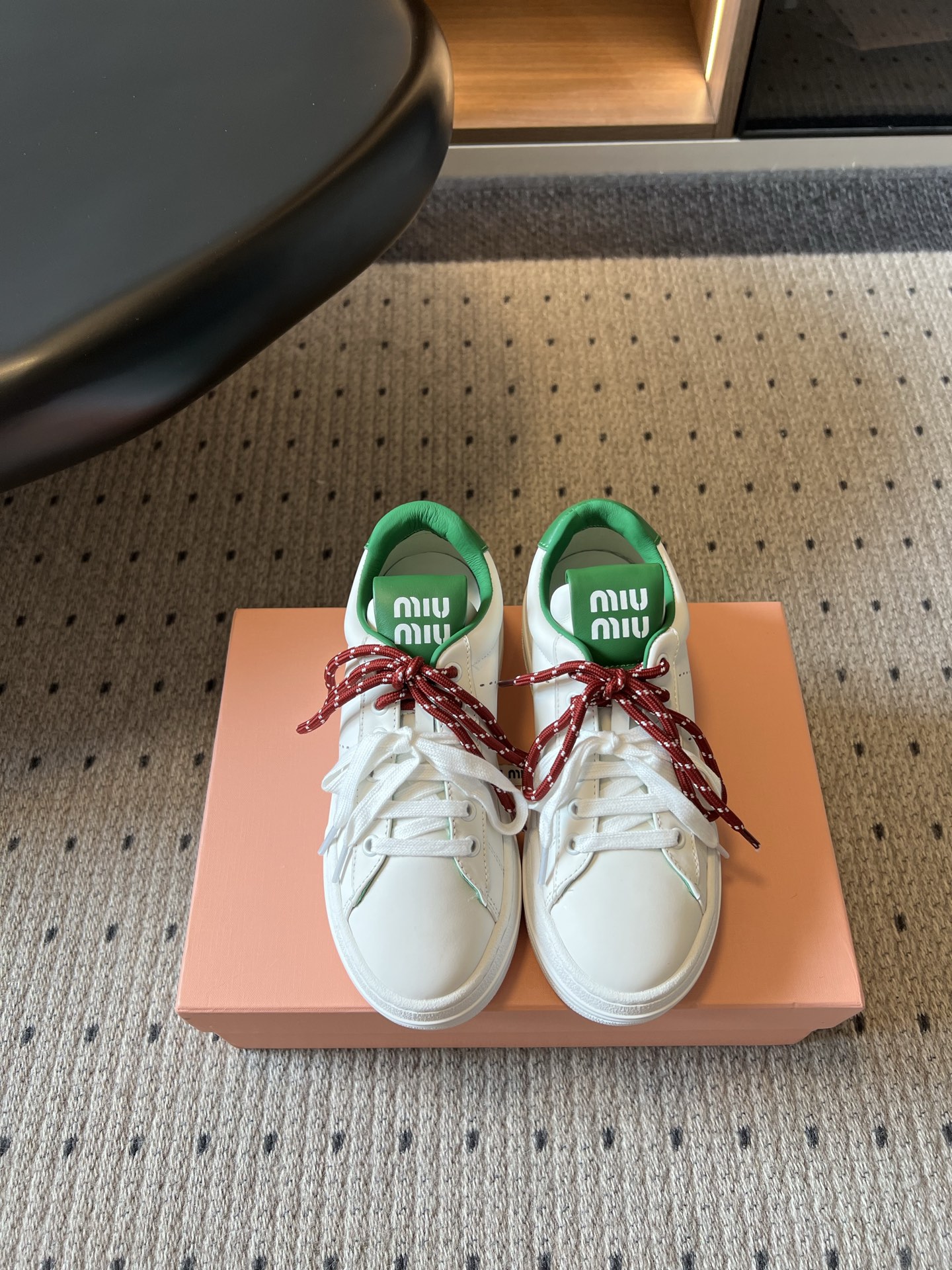 NO:958273,Miu Mi*26ss new summer double-lace color-blocked thick-soled white shoes. It has a rounded and soft classic sneaker shape. The heel and tongue are designed with contrasting color webbing. It is matched with two-color shoelaces. The layers are rich and the neat silhouette can modify the foot shape. The loose shoe last is very friendly to various foot types. The webbing is printed with exquisite logos, and the stitching is even and dense. The replaceable two-color shoelaces add interest to the wear. The texture is high-end and durable, making it easy to create a sophisticated and durable daily wear.  Cowhide upper, sheepskin lining, rubber outsole, size 35-41 (customized sizes 40 and 41 are non-refundable), heel height 4cm, casual shoes/sneakers and half drag, miumiu, sneakers, cowhide, sheepskin19860909Miu Mi*26ss夏季新款双鞋带拼色厚底小白鞋 圆润柔和的经典板鞋鞋型,后跟与鞋舌做撞色织带设计,搭配双色鞋带,层次丰富,利落的版型可以修饰脚型,宽松鞋楦对各种脚型都十分友好. 织带处印有精致标识,车线均匀密实,可替换双色鞋带增加穿搭趣味,质感高级耐看,轻松打造精致耐看的日常穿搭. 鞋面牛皮 内里羊皮 大底橡胶大底 size35-41码（40、41码定制不退换） 跟高4cm,休闲鞋/运动鞋半拖,miumiu,sneakers,cowhide,sheepskin,Women's Shoes