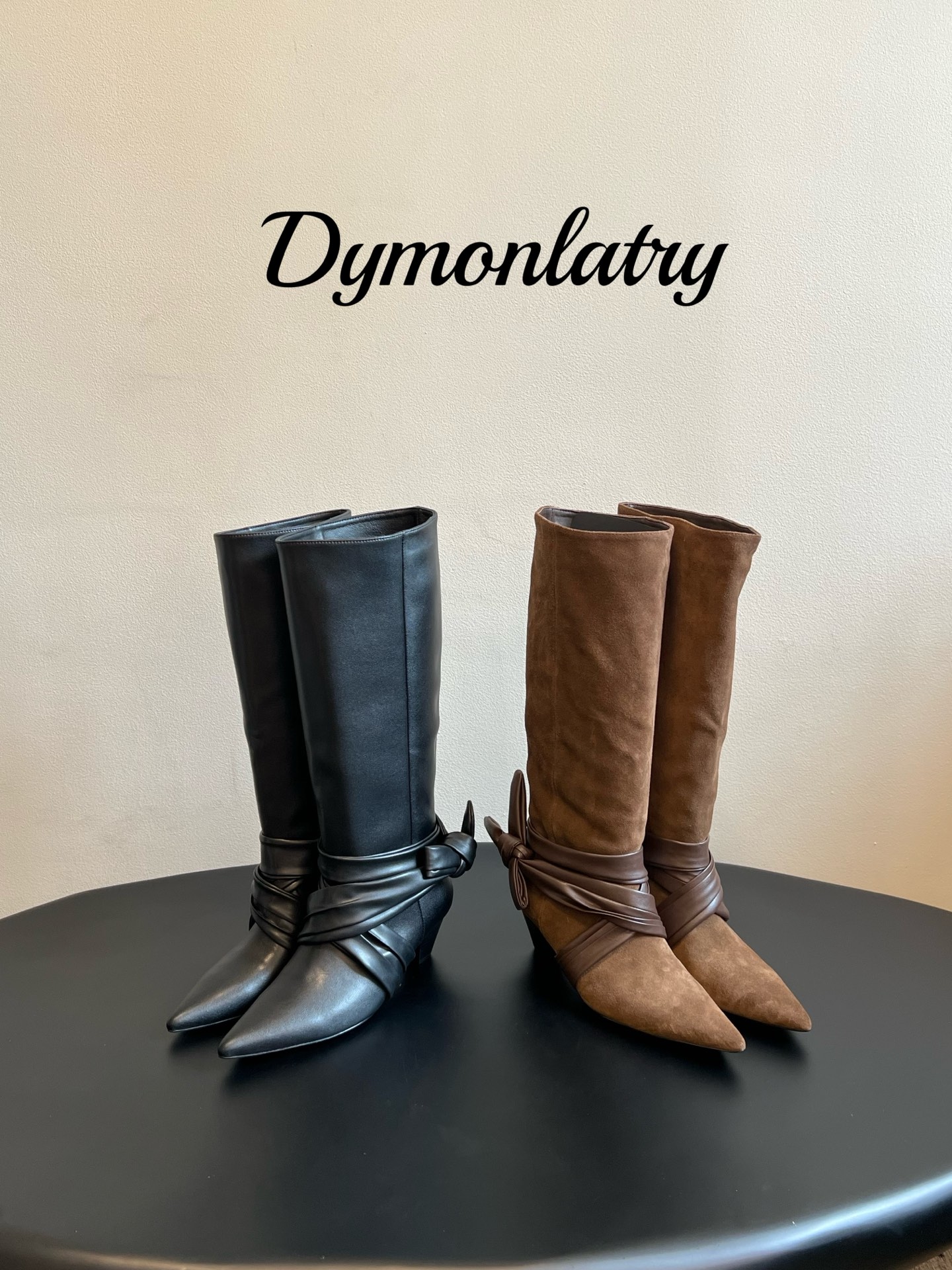 G152😀 Dymonlatr*26ss夏季新款交叉绑带高筒靴 利落修长的尖头鞋型优雅大气,直筒宽松靴筒随性慵懒,靴身环 G152😀 Dymonlatr*26ss夏季新款交叉绑带高筒靴 利落修长的尖头鞋型优雅大气,直筒宽松靴筒随性慵懒,靴身环